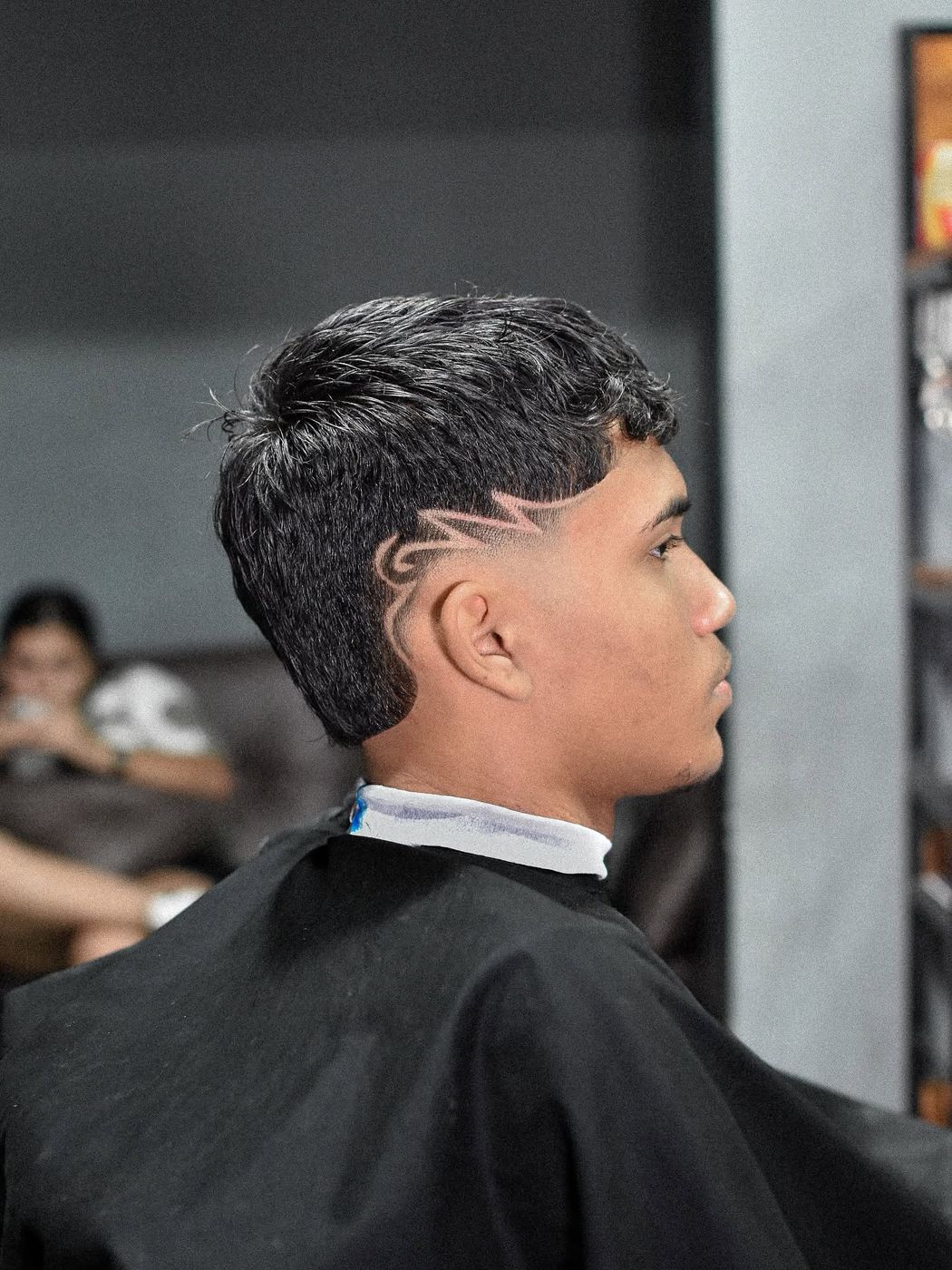 Perfil con un diseño lineal a navaja en el costado