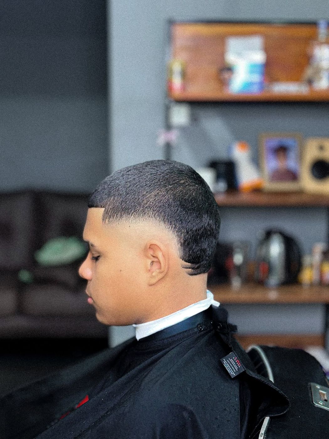 Perfil de un cliente con skin fade y contorno marcado