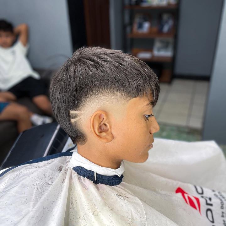 Tres líneas laterales rasuradas en un corte corto
