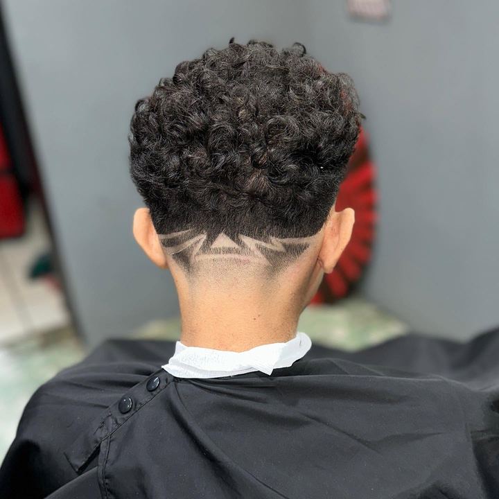 Cabello rizado con diseño en la nuca